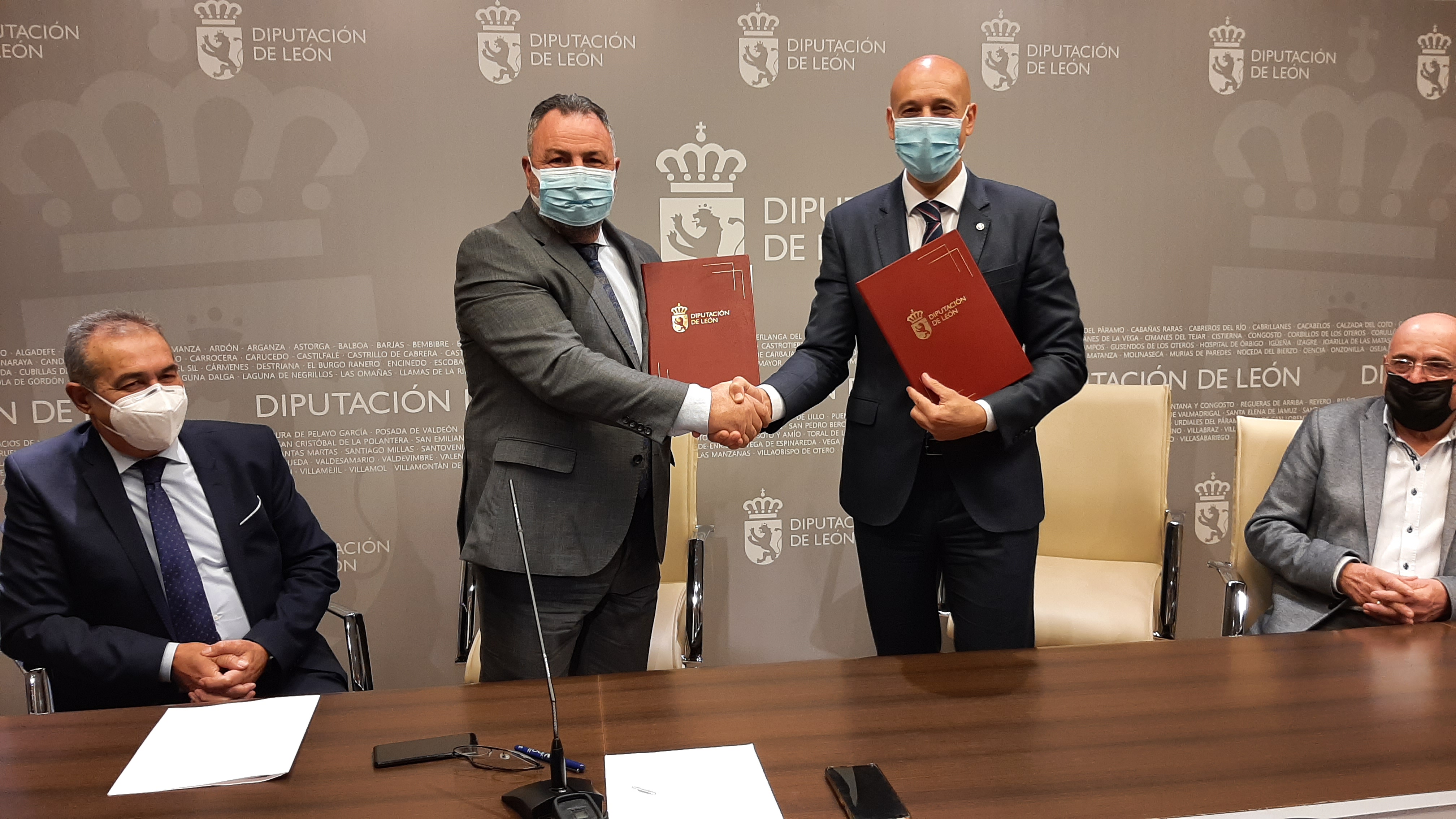 La Diputación y el Ayuntamiento firman el convenio para la prestación ...