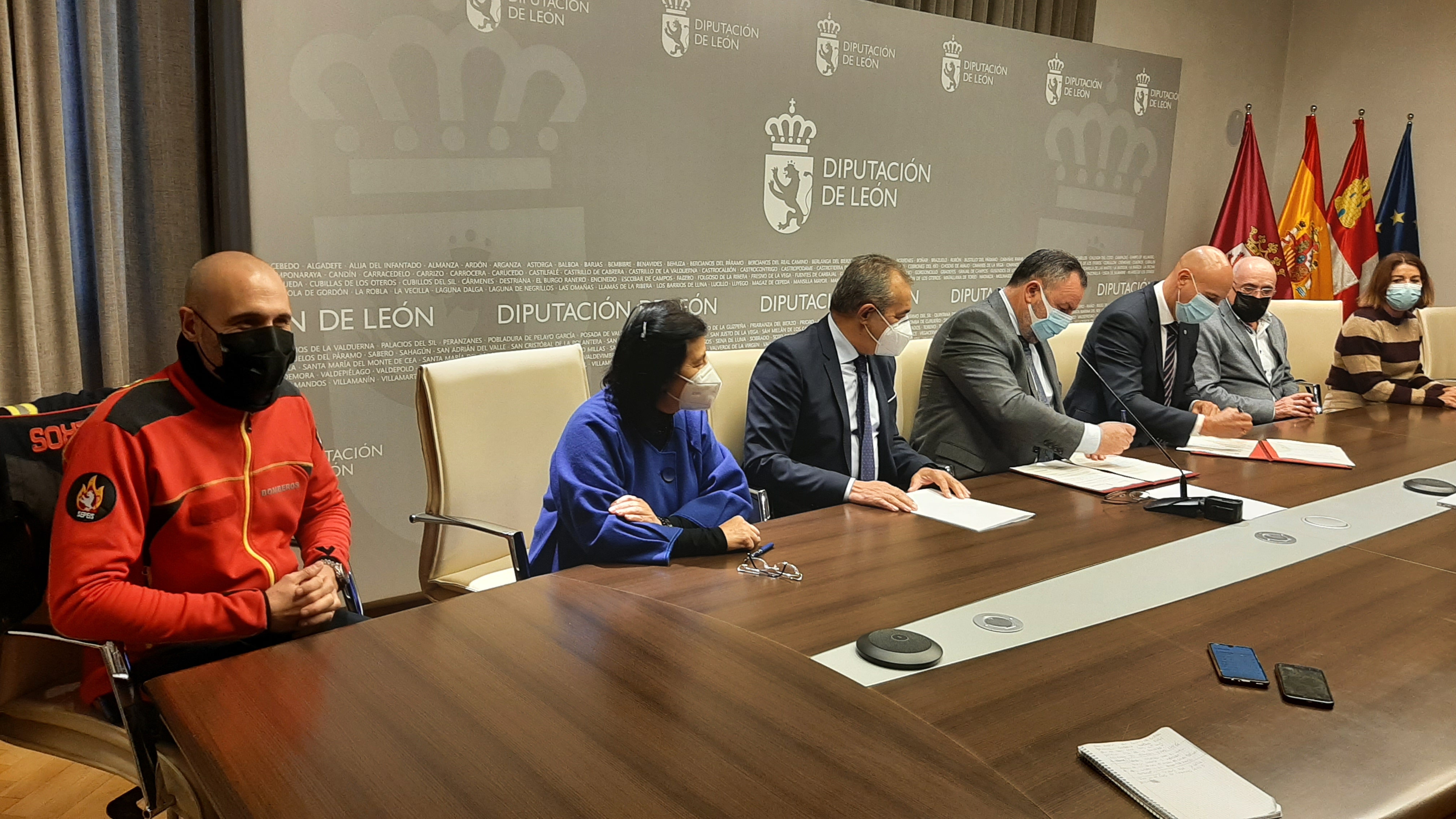 La Diputación y el Ayuntamiento firman el convenio para la prestación ...