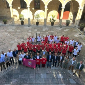 Un momento del recibimiento a la Cultural Leonesa en el Palacio de los Guzmanes