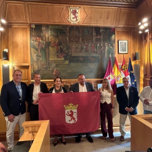 Un momento del recibimiento a la Cultural Leonesa en el Palacio de los Guzmanes