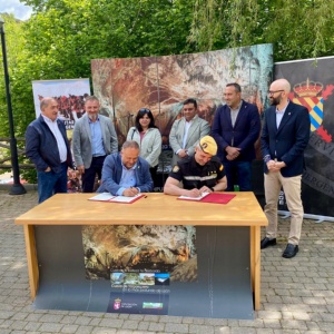 Un momento de la firma del protocolo entre Diputación de León y UME en la Cueva de Valporquero