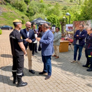 Un momento de la firma del protocolo entre Diputación de León y UME en la Cueva de Valporquero