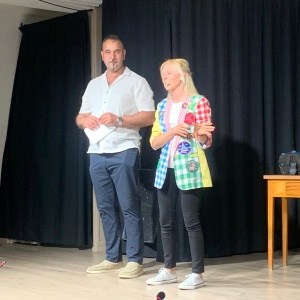 El diputado Emilio Martínez, en un momento de la Gala de talleres de magia, teatro y circo