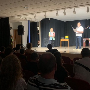 El diputado Emilio Martínez, en un momento de la Gala de talleres de magia, teatro y circo