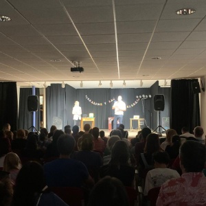 El diputado Emilio Martínez, en un momento de la Gala de talleres de magia, teatro y circo