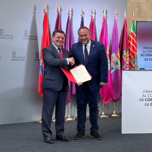 Un momento de la firma del Fondo de Cohesión Territorial entre Gerardo Álvarez Courel y Luis Miguel González Gago