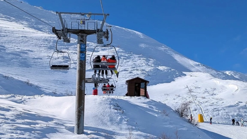 San Isidro y Valle Laciana-Leitariegos reciben a más de 2.700 esquiadores en un fin de semana marcado por el viento