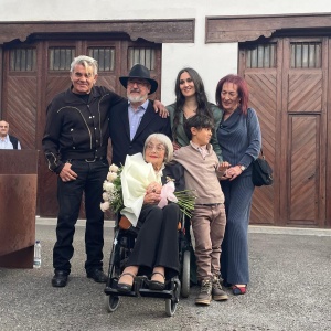 Belita Gracia, con su familia durante la inauguración de la muestra.