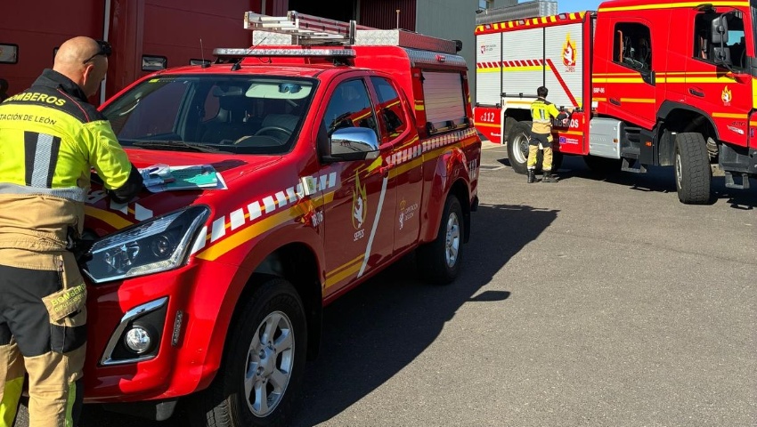 Una dotación de los Bomberos del SEPEIS se desplaza de forma voluntaria a los incendios de Ávila y Madrid