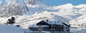 El restaurante de Salencias y el hostal Pico Agujas de San Isidro salen a licitación