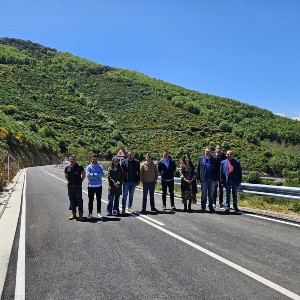 Los vicepresidentes Roberto Aller y Luis Alberto Arias, en la nueva carretera de Castropete
