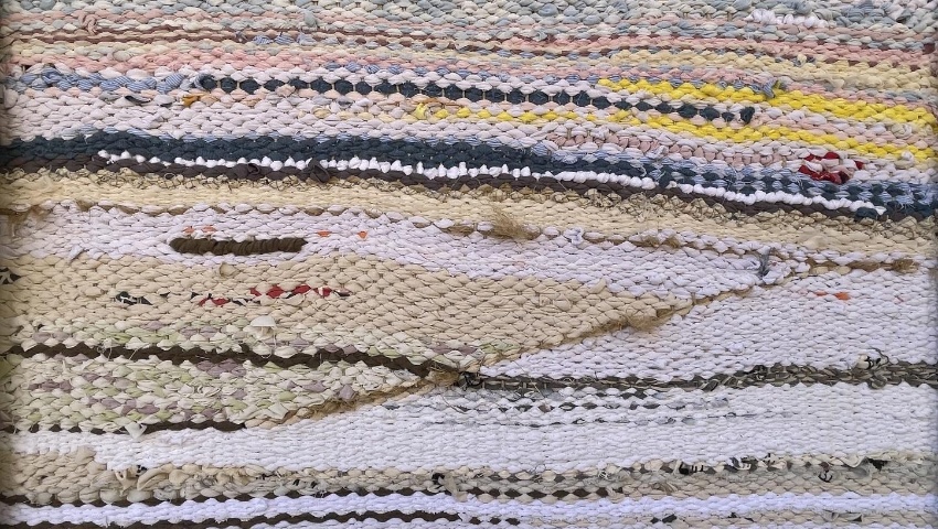 La artista Claudia de Santos traduce al lenguaje textil la 'Memoria de la nieve' de Julio Llamazares en el Museo de los Pueblos