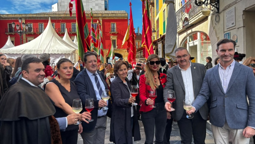 Los pendones toman el Paseo del Muro de San Lorenzo como broche de oro a una exitosa III Feria de Productos de León en Gijón