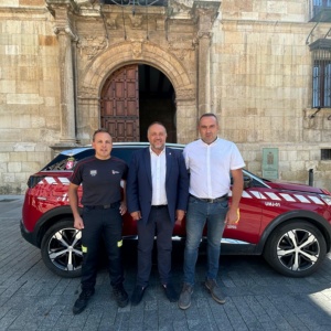 El jefe del servicio, Julián Alcalá, el presidente de la Diputación, Gerardo Álvarez Courel, y el diputado del área y vicepresidente, Luis Alberto Arias