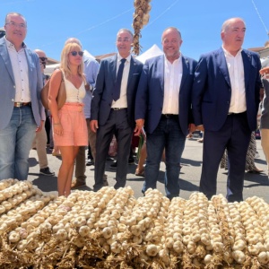Un momento de la inauguración de la Feria Agroganadera y del Ajo de Veguellina