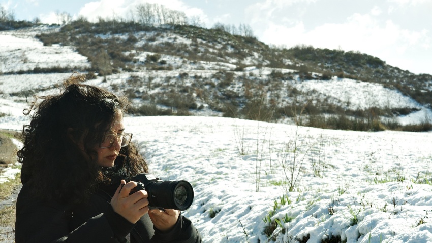 Laura Tabarés, la artista becada por el ILC y la Fundación Cerezales, proyecta este viernes su audiovisual ‘Montañas raras’