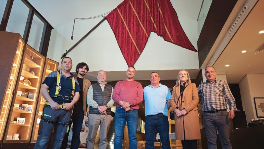 Una gran réplica que representa a todos los pendones leoneses da la bienvenida a los visitantes del Museo de los Pueblos