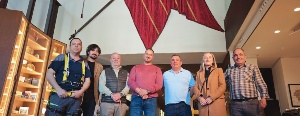 Una gran réplica que representa a todos los pendones leoneses da la bienvenida a los visitantes del Museo de los Pueblos