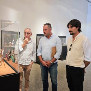 El diputado de Cultura, Arte y Patrimonio, Emilio Martínez, durante la inauguración de la exposición.