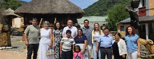 La Diputación recibe a la primera familia del Proyecto Repuebla en Vega de Valcarce