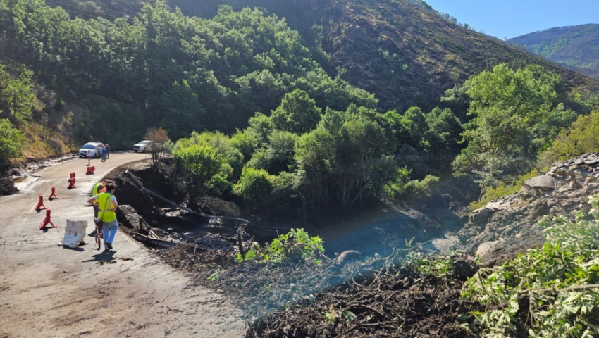 La Diputación continúa trabajando para limpiar y estabilizar la carretera del Valle de Fornela