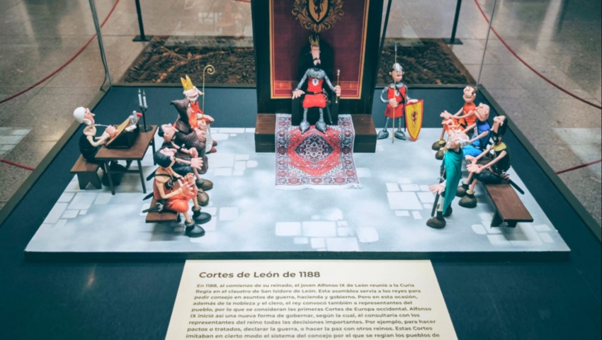 El Museo de los Pueblos invita a recorrer la historia de la humanidad, con un guiño leonés, por medio de la plastilina